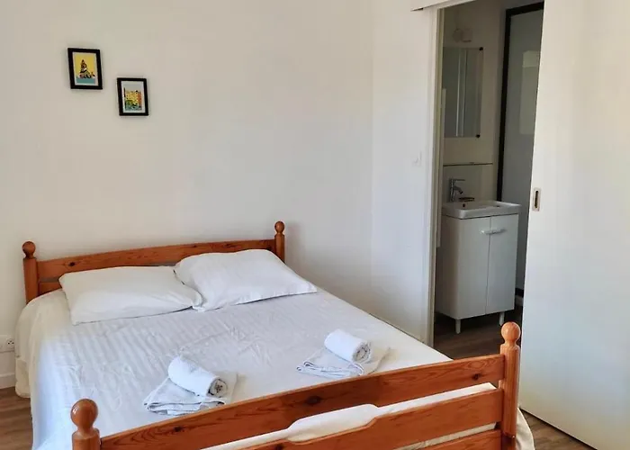 1 Centre Apartment *